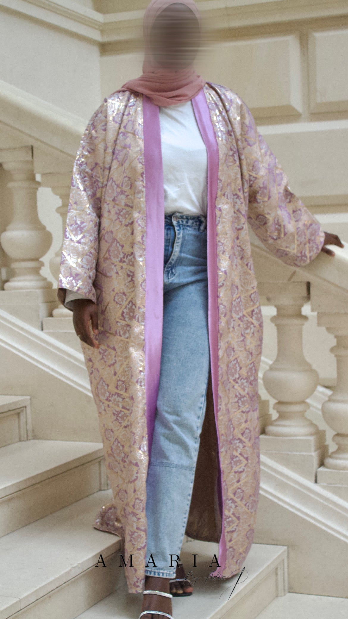 Photo du kimono Salma dans les escaliers du musé des arts